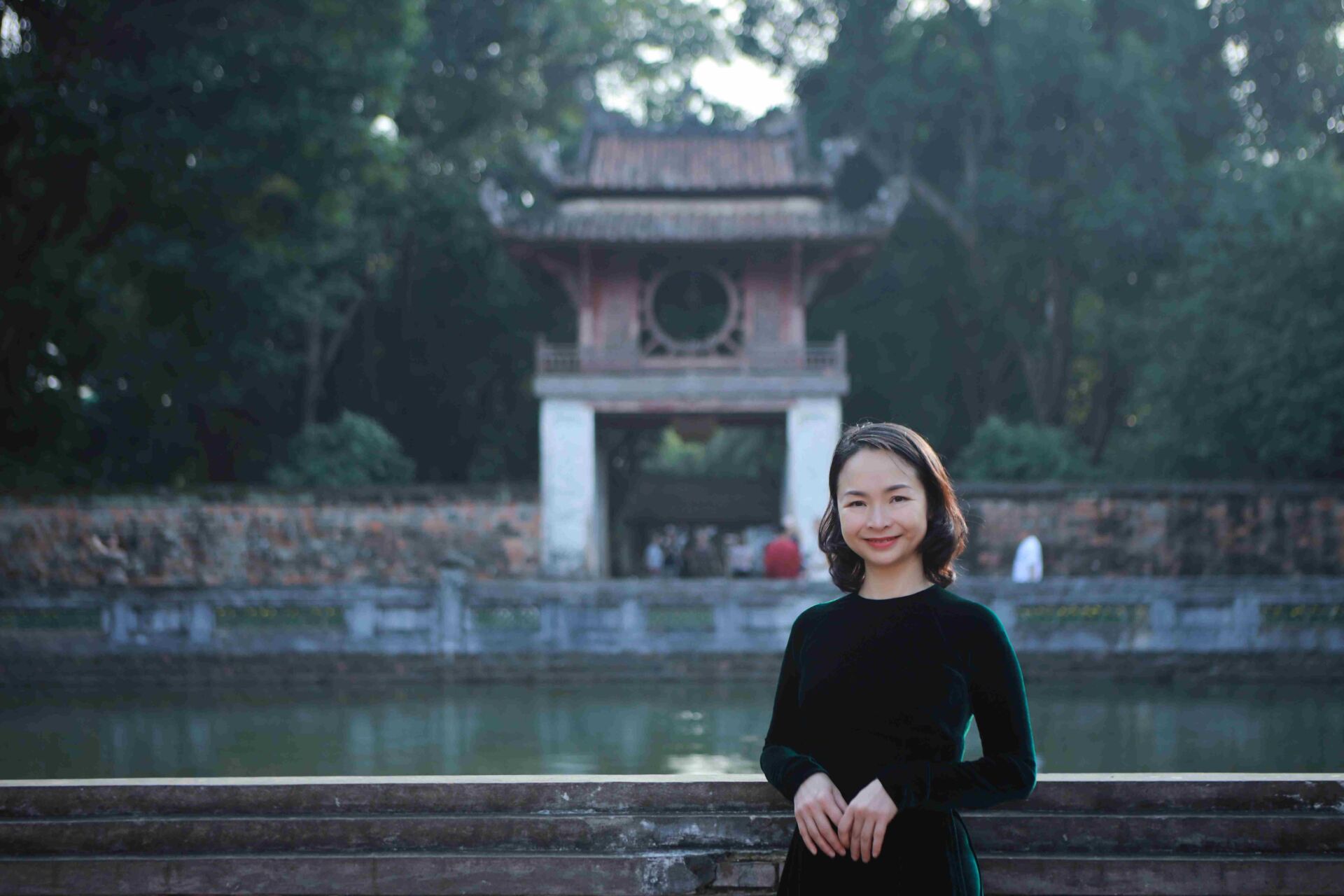 Nguyễn Hoàng Yến chụp ảnh trên một góc phố Hà Nội