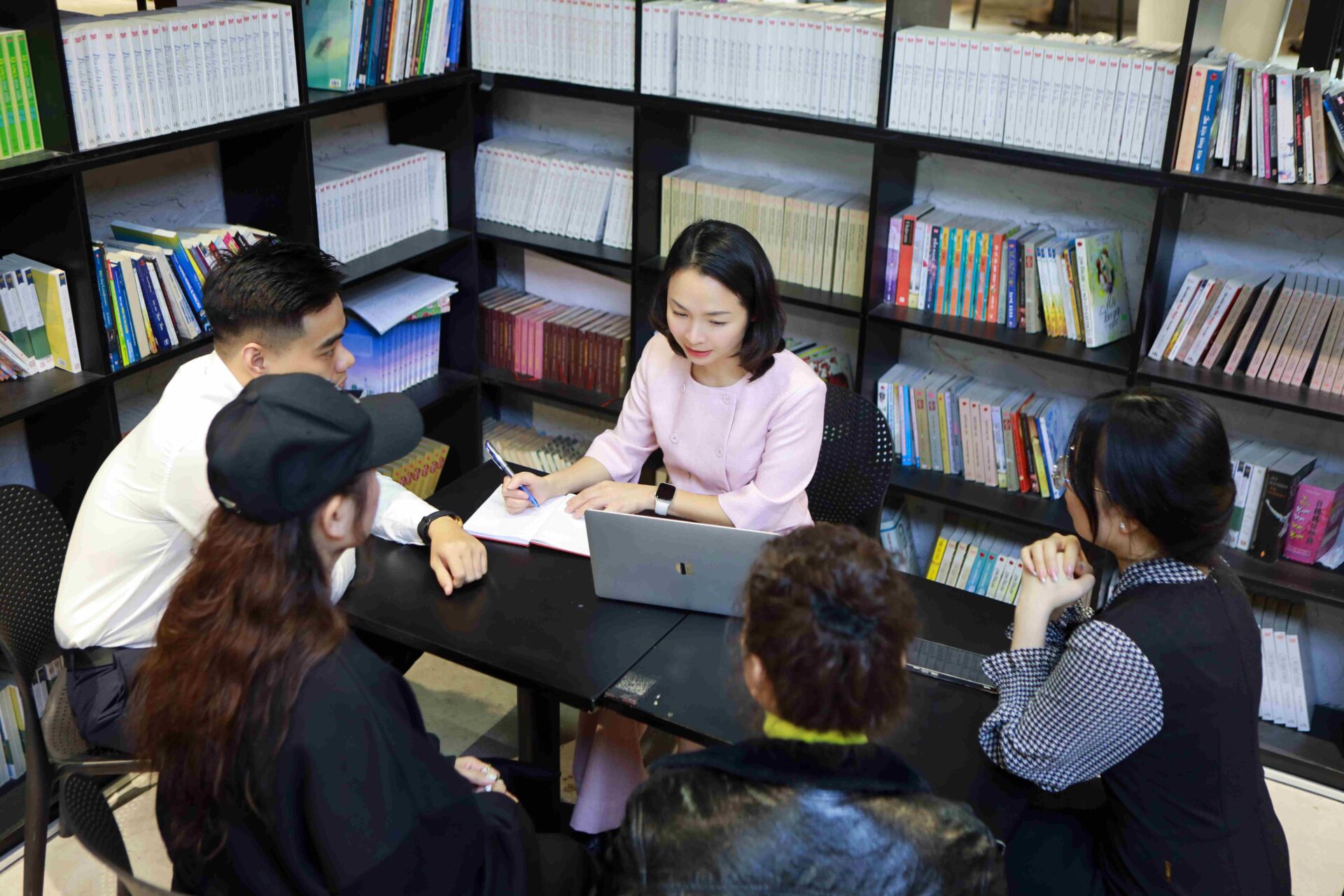 Nguyễn Hoàng Yến tư vấn tài chính trực tiếp cho khách hàng